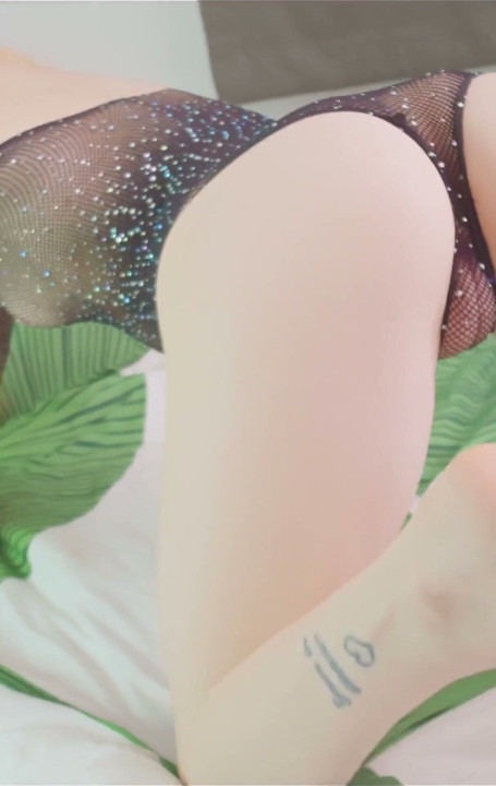 Watch Me Take Control in This Solo Session, Delivering a Mind-blowing Foot Job