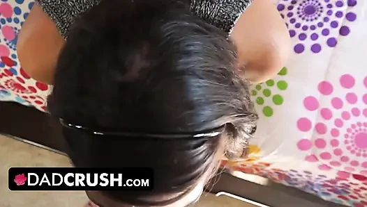 DadCrush - yaramaz kuzgun saçlı genç kız dersi atlıyor ve ıslak amını parmaklıyor