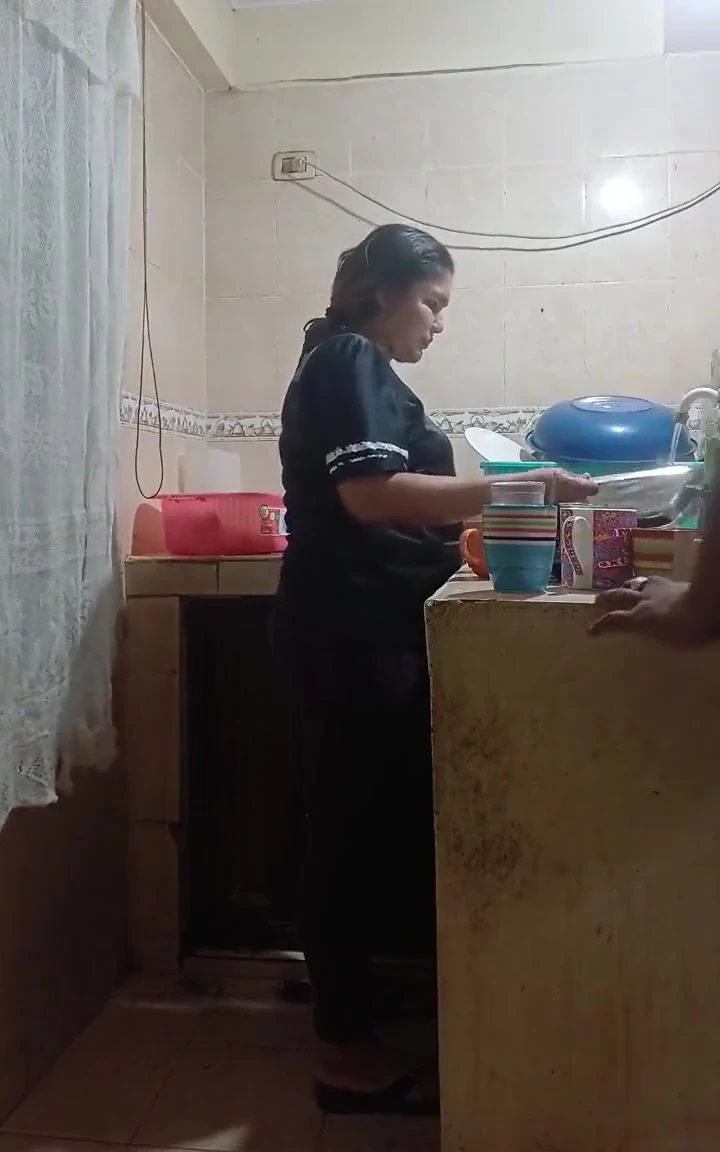 Çalışan mutfakta sikiliyor, patronumun karısı neredeyse bizi Mexico City'de yakalıyor