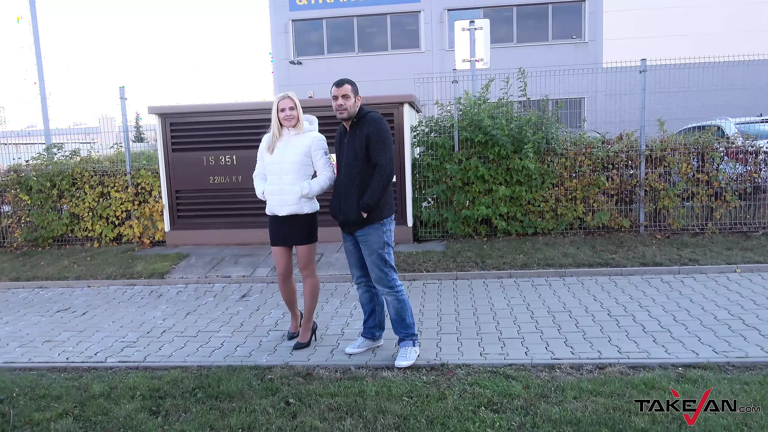 Süper azgın orta yaşlı seksi kadın ve Wendy Moon ile arabada dörtlü seks