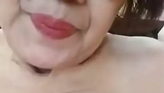 Oma Evenyn Santos doet weer een anale show.
