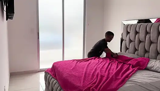 Genç masajçı, küçük arkadaşının üvey kız kardeşine sert bir şekilde sevişiyor, o da onların onu sevişmesini izliyor