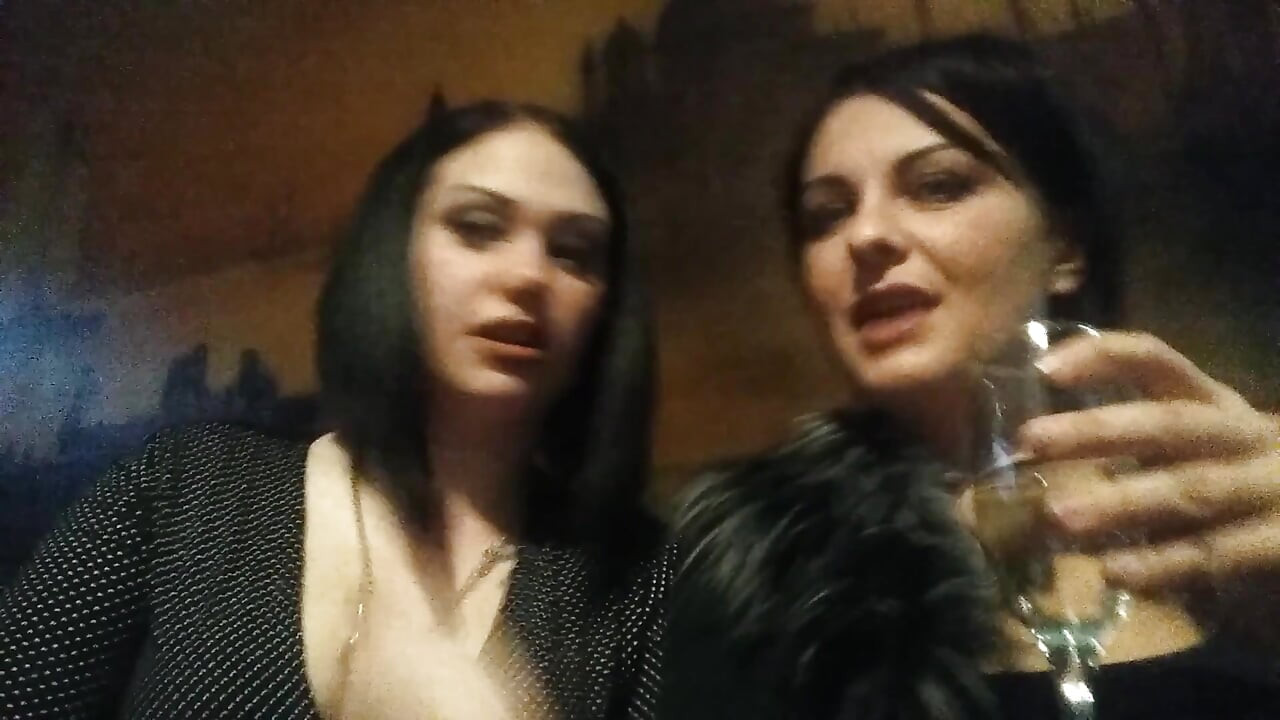 Hablando y fumando prostituta y cigarrillos en el club
