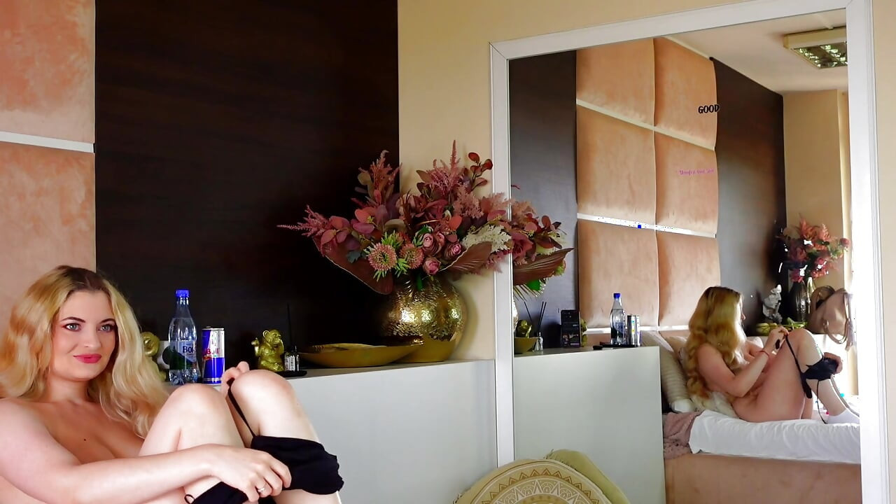 Luxa Cole Shows Her Pussy in a Sexy Solo Scene