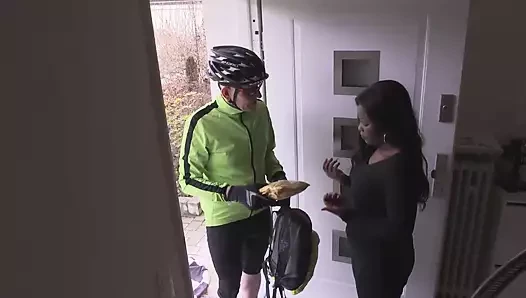Güzel zenci yaşlı bir bisikletçinin sikini emiyor ve sikiyor
