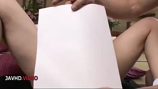 Yaramaz reis boğucu jav oral seks hayranına ustaca uzmanlıkla davranıyor.