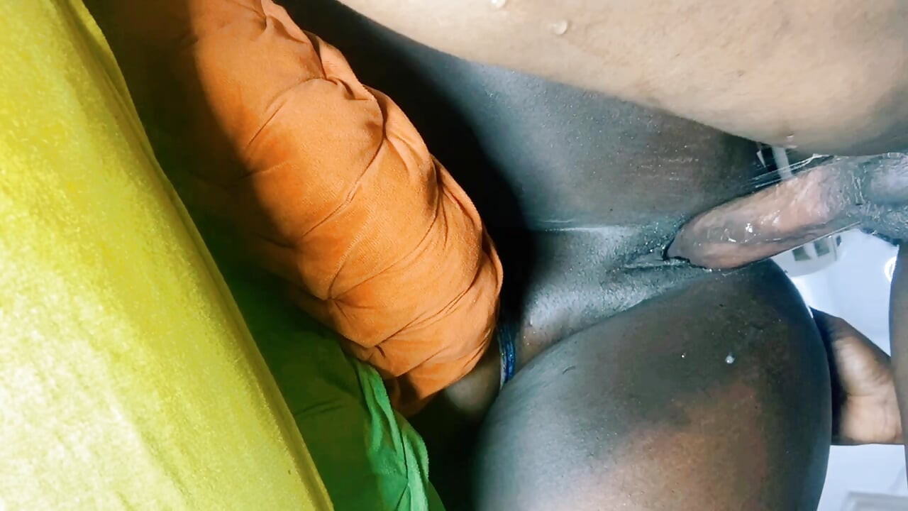 彼女のジューシーな膣に激しく激しく突き刺した後、彼女の大きな太いお尻に射精