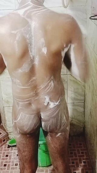 Il mio fratellastro caldo fa il bagno completamente nudo e massaggia un grosso cazzo