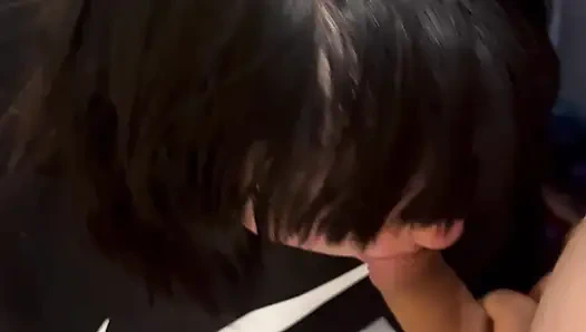 18-летний обожает сосать на кухне