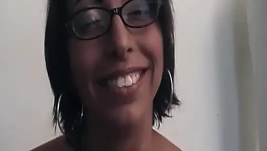 Olgun esmer orta yaşlı seksi kadın büyük yarağı gırtlağına kadar alıyor