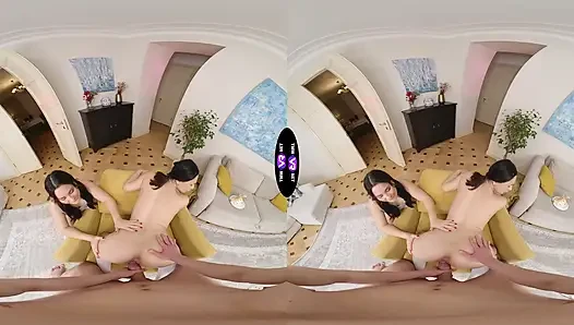 Возбужденные шлюшки Roxy и Amelia благодаря ему двойной минет - TeenMegaWorld