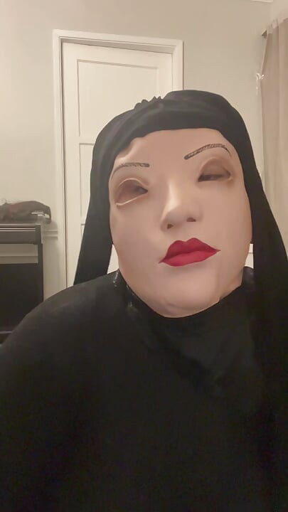 Gummidockmask innesluten orgasm