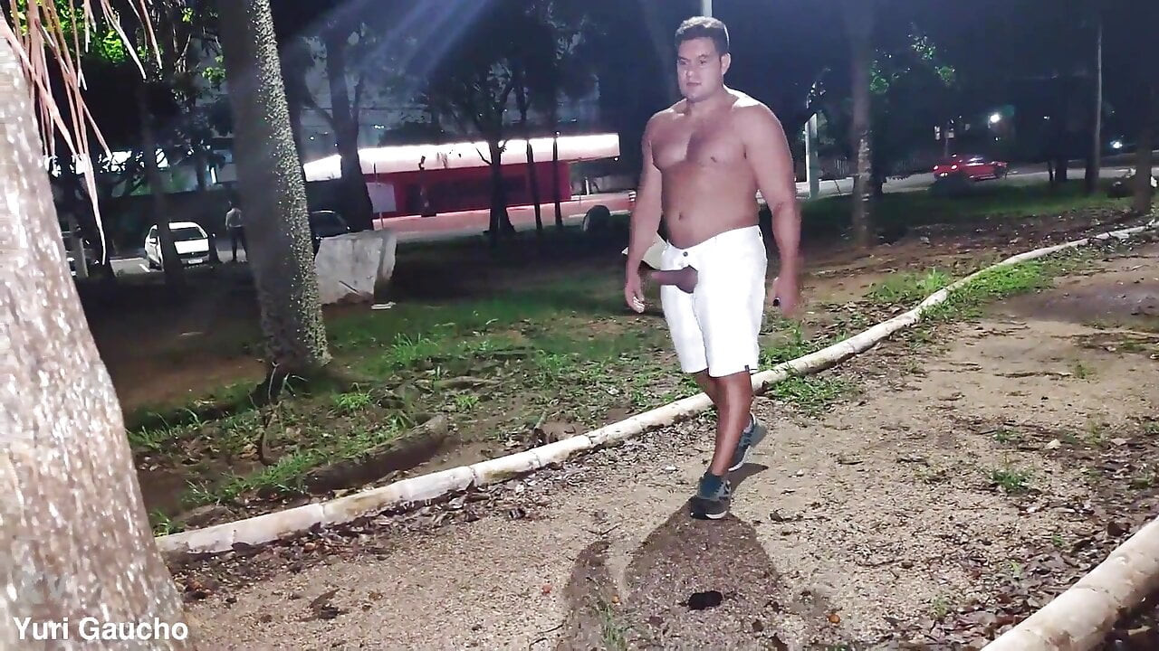 Masturbating in the square. Parte 2