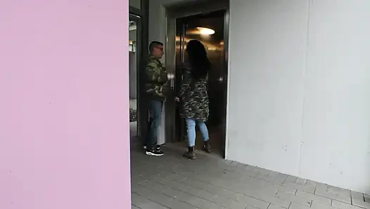 Сексуальная брюнетка обожает жесткий трах киски со своим трахаком
