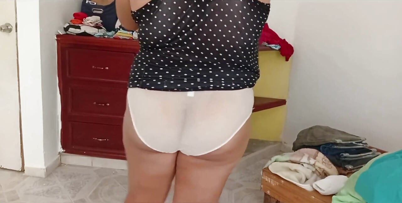 Gordinha arrumando o quarto e dobrando roupas
