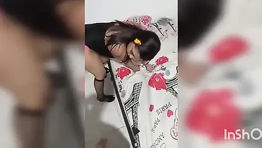 Aku menyewa pria ini untuk ngentot aku dan aku merasa dia nggak tahu cara muasin diriku sendiri