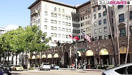 Горячая девушка сосет хуище, затем трахается с камшотом в киску