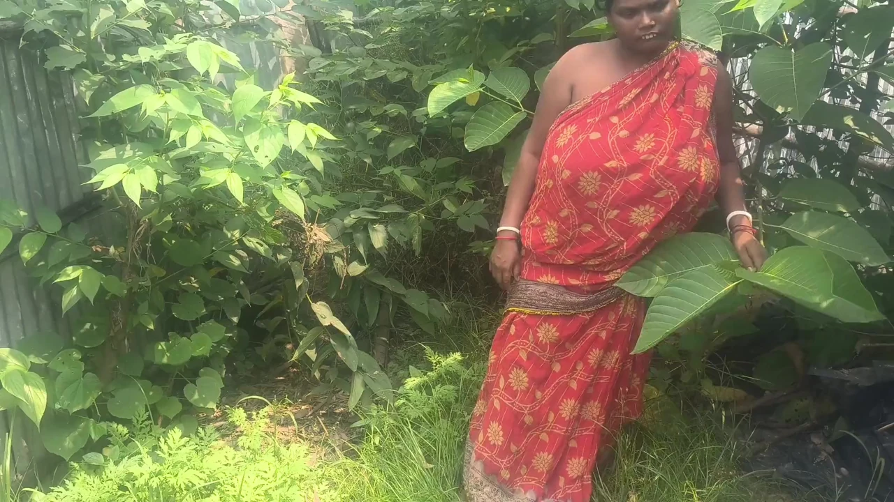 Indian desi housewife ki chudai ki jungle mein outdoor