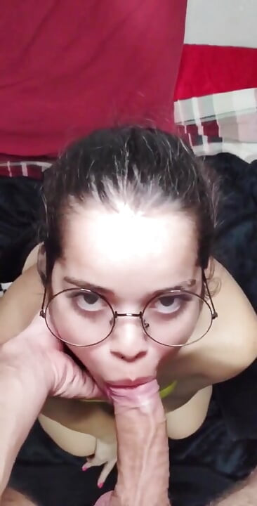 Je viens de sortir de la douche et White Moon est déjà venue bouche sur bite pour prendre une éjaculation sur le visage
