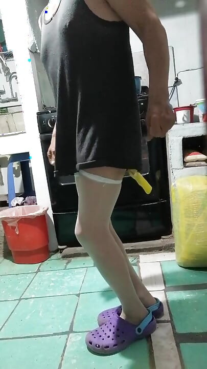 Wanita tuanya di rumahnya selipar