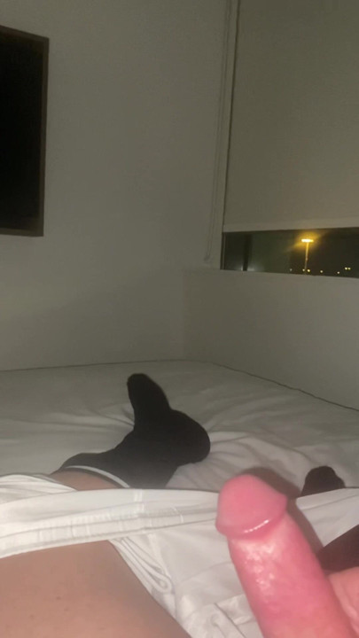 Sert yarağımı pornoya mastürbasyon yapıyor