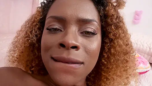 Я разрисовала ее черную киску своей спермой