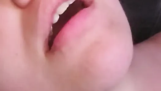Ich benutze meinen vibrator und lecke dann mein süßes sperma auf