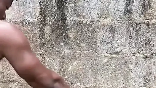 Sie erklärt, was sie im busch macht
