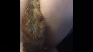 Une tapette avec un plug anal se fait fesser