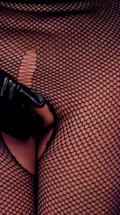 "Captivating moment von "Herrin in latex spielt mit gummi-sissy-sexpuppe"