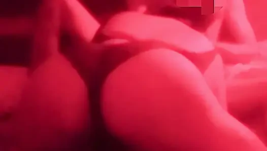 Istri panas berkencan saat suaminya pergi.