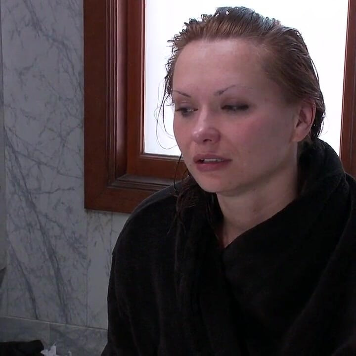 Σέξι επιχειρηματίας είναι εξουθενωμένη και συμμορία χτυπιέται σε μια δημόσια τουαλέτα από τεράστιες πούτσες