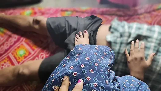 Жена моего босса дает мне дополнительные деньги, чтобы пососала мой хуй и вылизала сперму, пока босса не дома