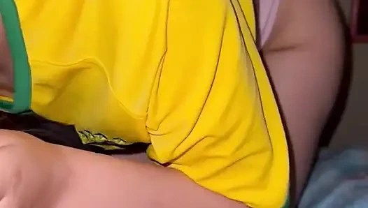 Молодой человек сосёт член и ездит верхом на её парне, который громко кричит от удовольствия