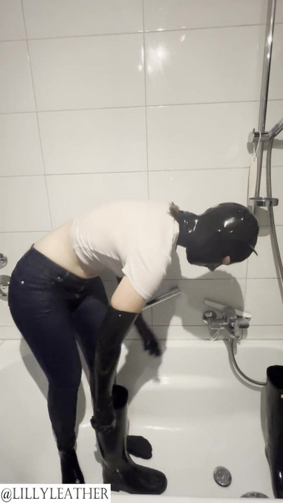 "고무 부츠와 청바지를 입고 오줌을 싸는 Latex 십대 소녀"의 상징적 인 순간