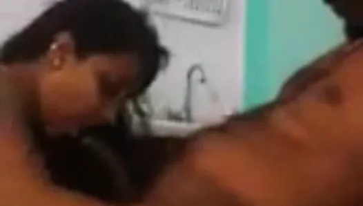 Une prof sexy du Kerala se fait caresser les seins et embrasser une étudiante