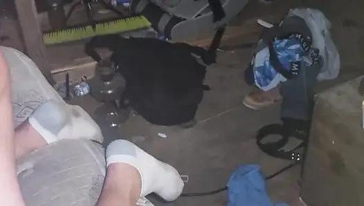 Orta yaşlı seksi kadın yüzünü sikiyor ve iki erkek bir kadın birden iki yarak birden alıyor