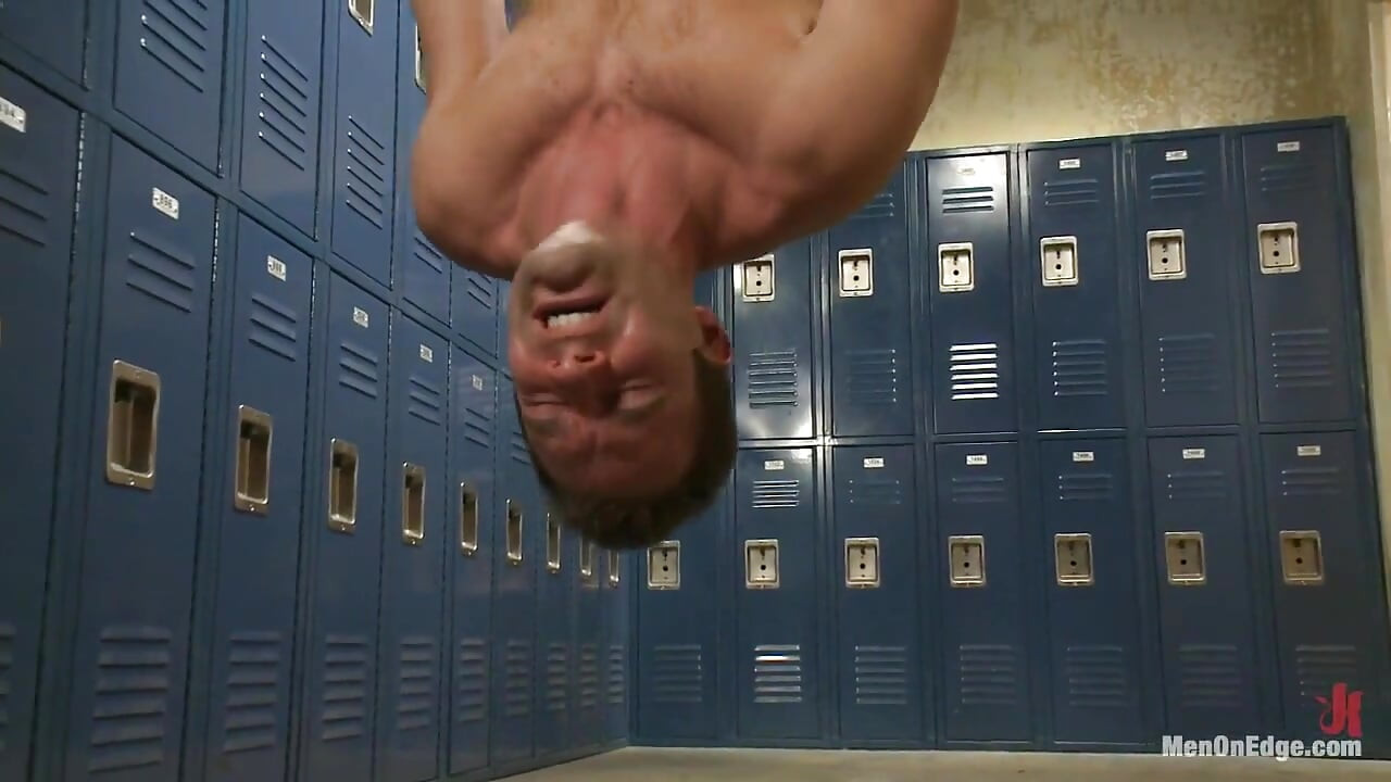 Jantan baseball yang ditangkap dapat pingat dalam bilik persalinan