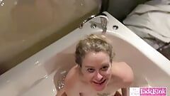 Извращенная пара трахается безумно в ванне на улице в любительском видео