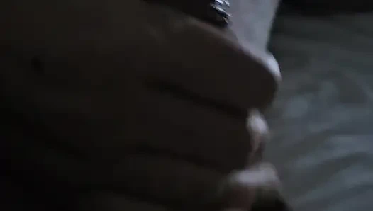 Yaramaz orta yaşlı seksi kadın mastürbasyon yapıyor