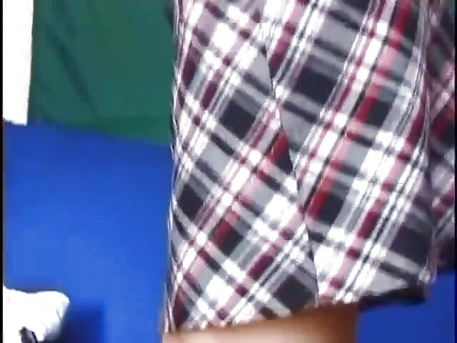 Petite asiática cavalga pau branco para esperma