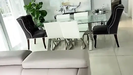 Сексуальная латина Alina Belle такая сексуальная, особенно когда она смотрит в мои глаза, как она подпрыгивает вверх и вниз на мой большой хуй, пока я не кончу