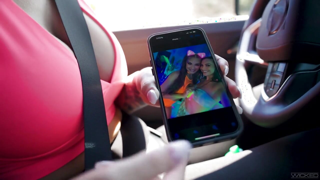 Wicked - m-am alăturat acestor 2 brunete fierbinți care împart un vibrator după un rave