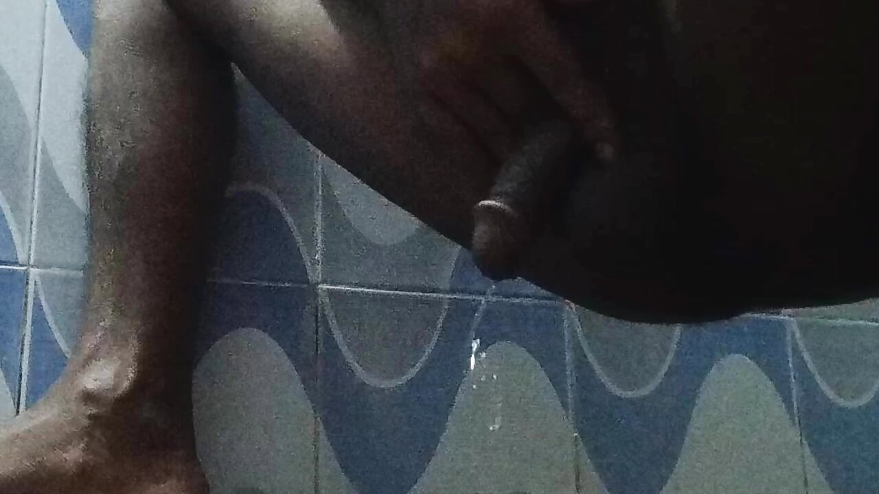 Budak India menjolok bilik air video baru dimuat naik isteri kampung