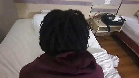 Ich ficke meinen mitbewohner und lutsche seinen großen schwanz