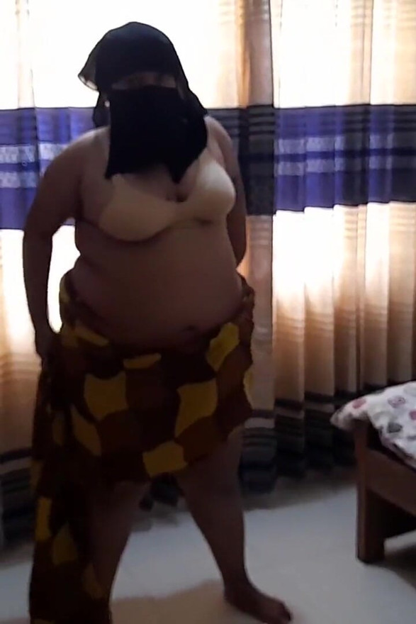 35 Year Old Gujarati Maid Gets Stuck Under The Bed While Cleaning Then a Guy Gives Rough Fuck From Behind - Indian Hindi Sex