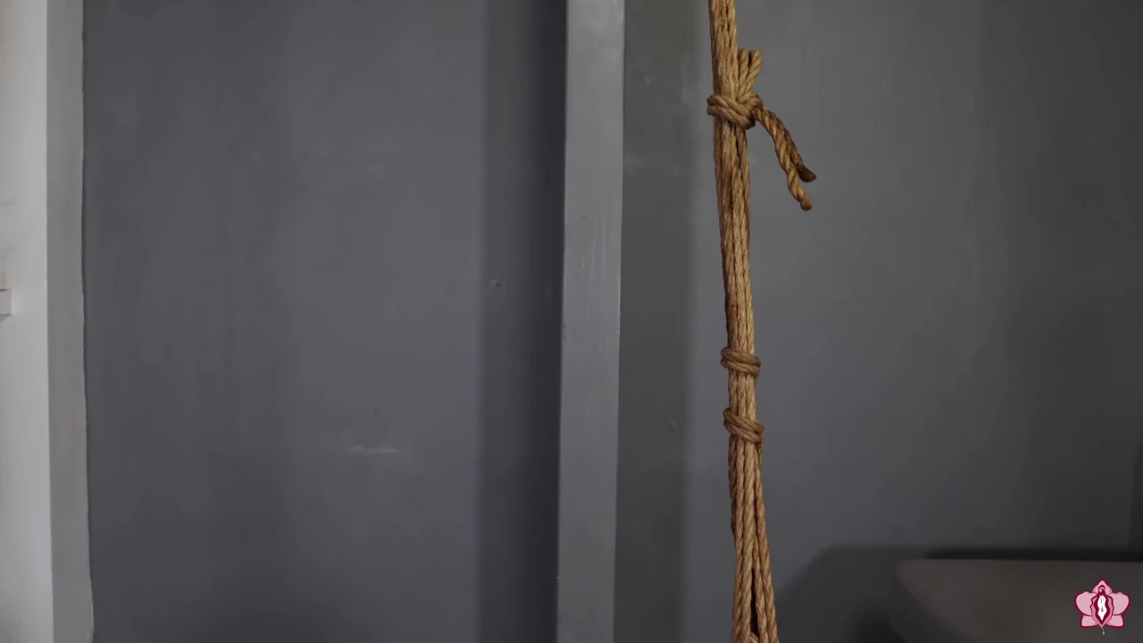 Bir bacaklı, kalçasına bağlı değnek alaycı gömlek üzerinde çıplak mila'dan orgazm oluyor! (1080p)