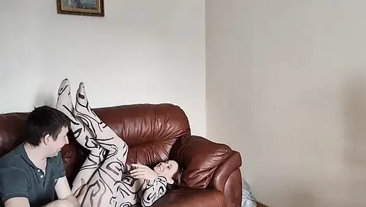 Komşu kocasına merhaba dedi ve benimle sevişti