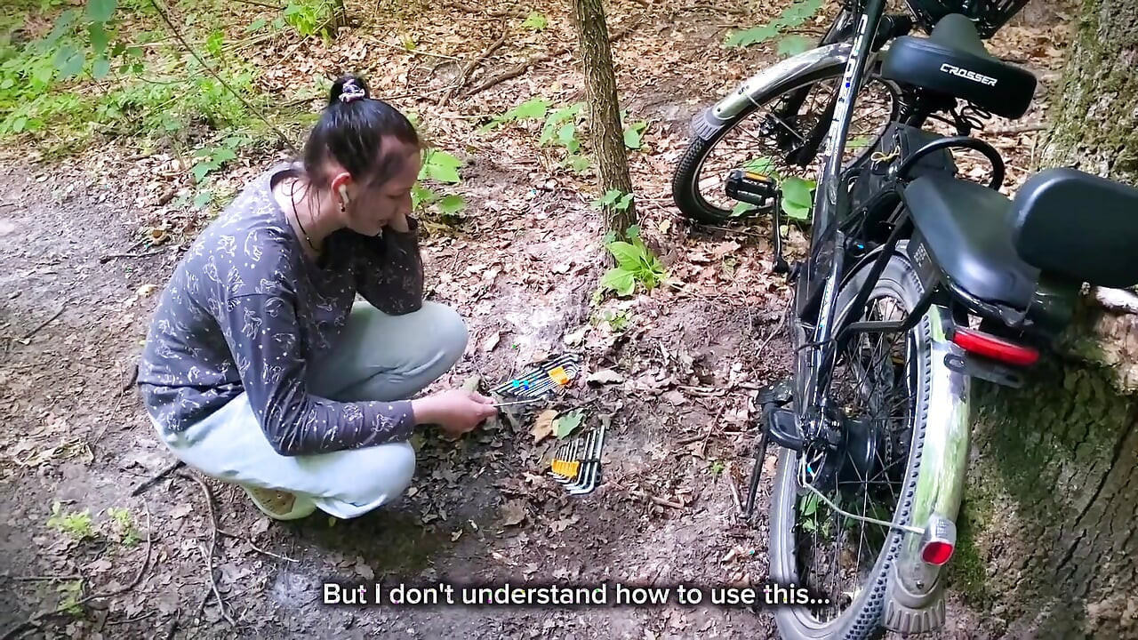 Een stomme brunette heeft een fiets kapot gemaakt in het bos en met een poes voor reparaties betaald! Geneukt doggystyle