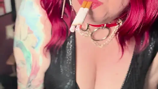 Goth-mädchen Tina Snua schließt sich 2 Zigaretten zusammen an und gibt dir eine Rauchshow - rauchende raucher